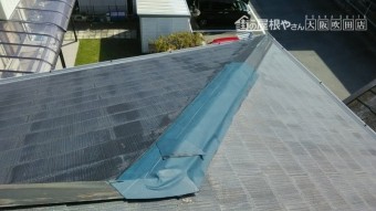 台風で外れた棟板金部分を防水シートで養生