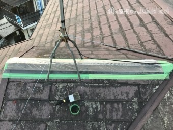 ビニールで養生した屋根の棟