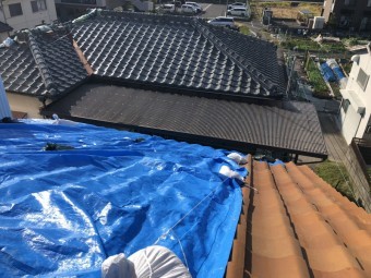 台風で破損した瓦屋根