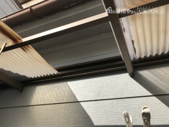 劣化したポリカ波板屋根
