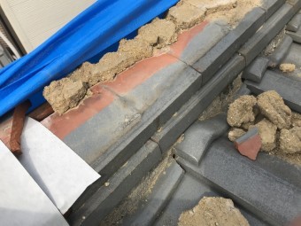 台風に被災し崩れた瓦屋根