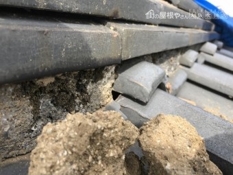 台風に被災し崩れた瓦屋根