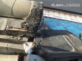 棟尻、板金の取り合いの仕舞いに瓦が乗せられていただけでした。