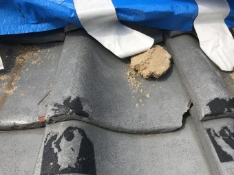 台風に被災し崩れた瓦屋根