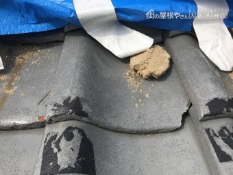 台風に被災し崩れた瓦屋根