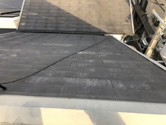 塗装が剥げ色が落ちたスレート屋根材