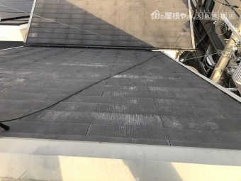 塗装が剥げ色が落ちたスレート屋根材