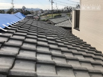 台風に被災し歪んだ瓦屋根