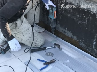 塩ビ鋼板をインパクトドライバーで打ち付け