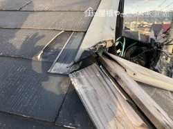 劣化で割れたスレート・めくれて外れた板金