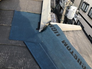 旨板金落下、粘着シートでカバー