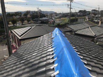 大棟のゆがみをブルーシートでカバー