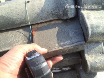 棟の葺き土が崩れ、のし瓦がぐらぐらになっています。