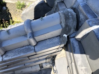 地震で崩れた棟の取り合い