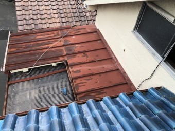 割れて落下した瓦
