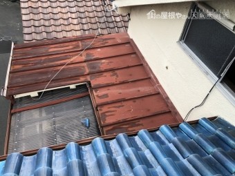 割れて落下した瓦