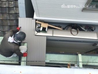 角波鉄板取り付け中