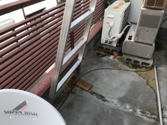 台風の強風で吹き飛ばされ落下した瓦