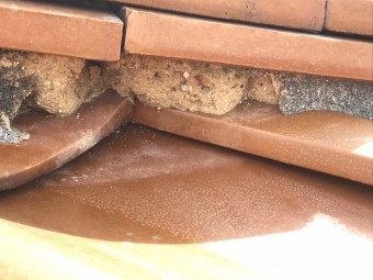 劣化した熨斗瓦下の漆喰