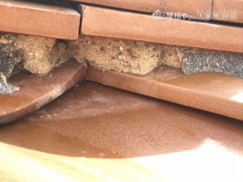劣化した熨斗瓦下の漆喰