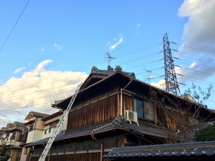 瓦屋根の和建築外観
