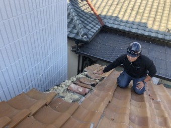 台風で破損した瓦屋根