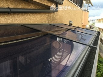 劣化したゆんだポリカ屋根