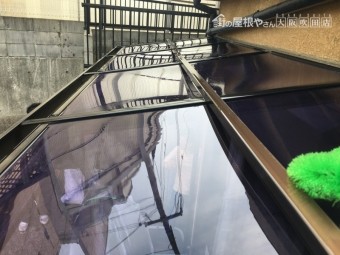 散水後のたるんだベランダポリカ製屋根