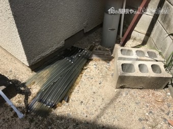 破損し外れたポリカ屋根の屋根材