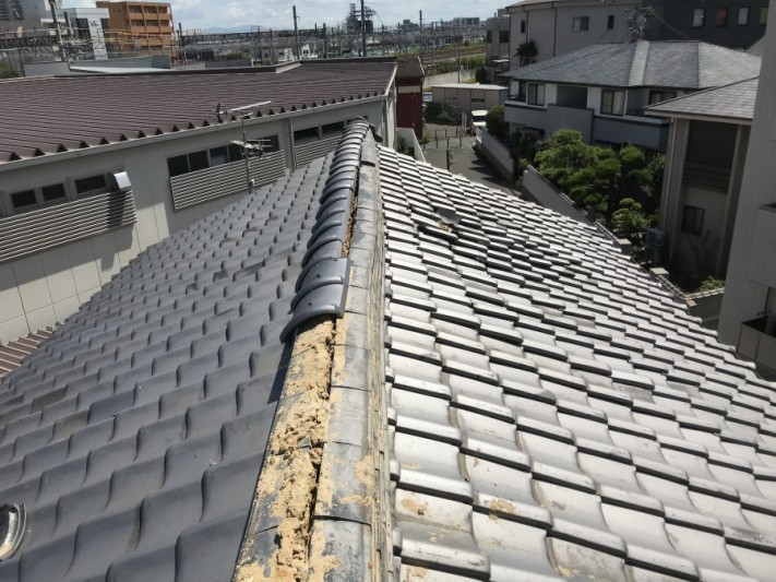 大棟の瓦がはずれた屋根