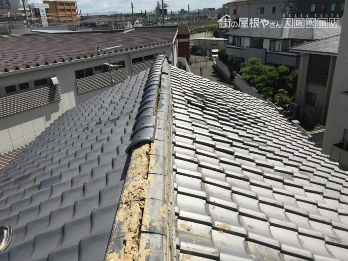 大棟の瓦がはずれた屋根