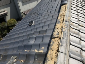 大棟の瓦がはずれた屋根