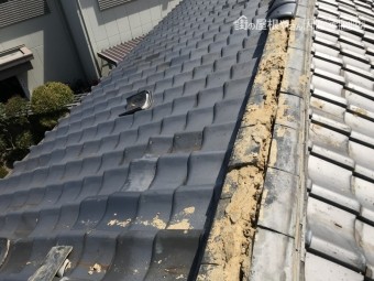 大棟の瓦がはずれた屋根