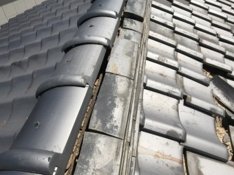 大棟の瓦がずれた屋根
