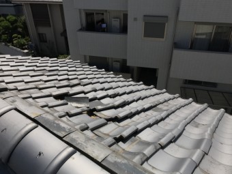 歪みが生じ瓦がめくれた屋根