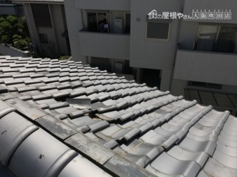 歪みが生じ瓦がめくれた屋根