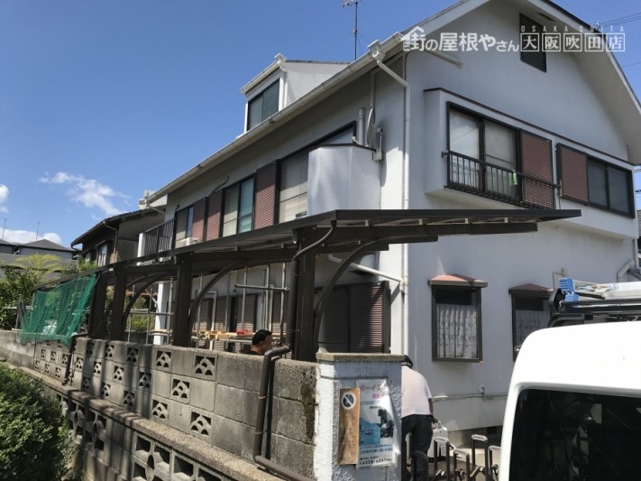 スレート屋根の建物外観