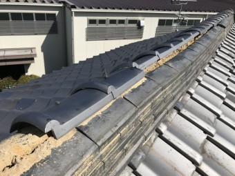 大棟の瓦がずれた屋根