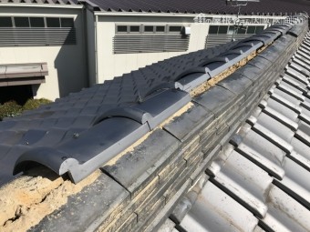 大棟の瓦がずれた屋根