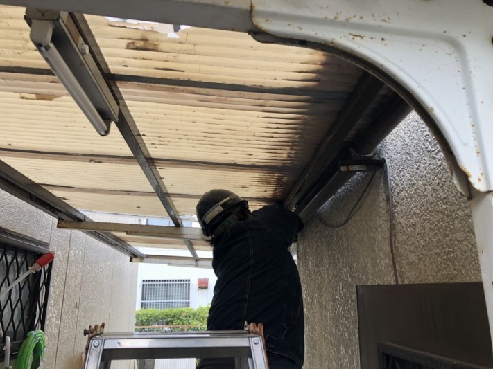 波板張替え工事 既存波板解体