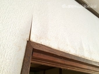 内壁雨漏りによるふくれと剥がれ