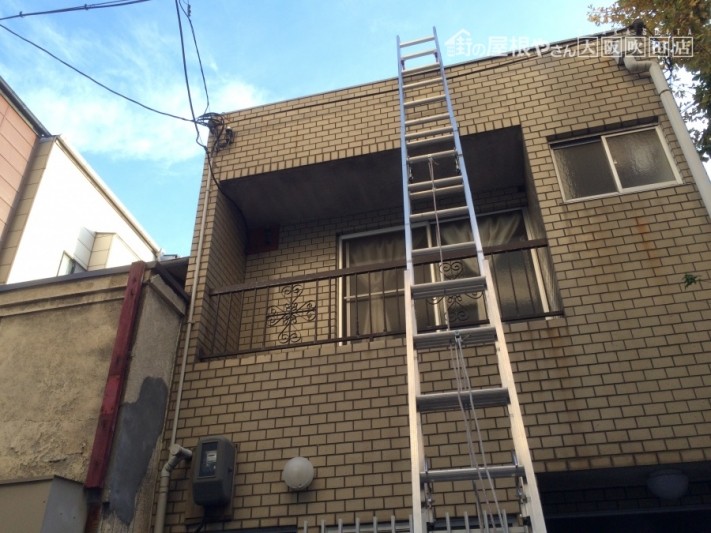 ハシゴがかかった建物外観