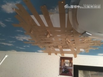 天井に雨漏り発生でガムテープで応急処置
