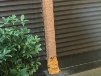 雨漏りによって傷んだ外壁の柱
