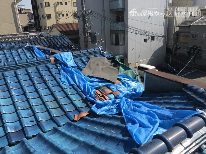 台風で崩壊した瓦屋根