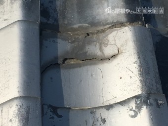 瓦がわれかけています