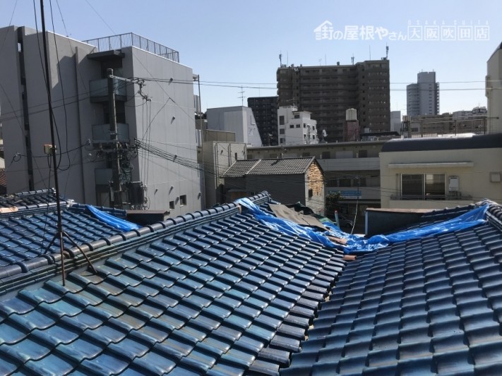 被災しブルーシート養生した瓦屋根