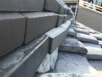 のし瓦がつきだされています