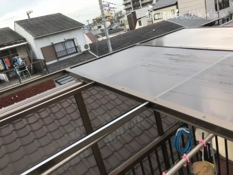 ポリカーボネート屋根が台風で外れ