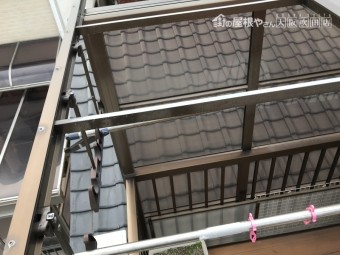 ポリカーボネート屋根が台風で外れ